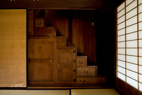 日野町古民家の階段箪笥
